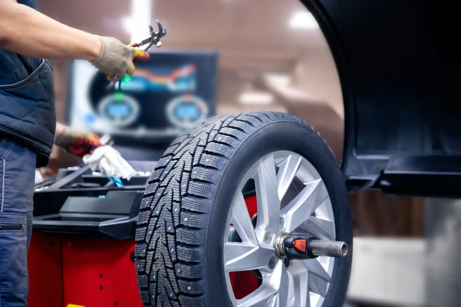 Roda e pneu na máquina de balanceamento